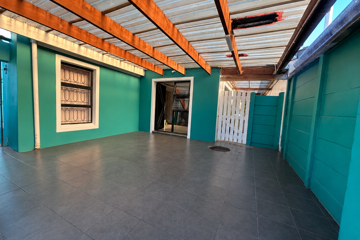 2 Bedroom house for sale in Portlands  - Photo 2