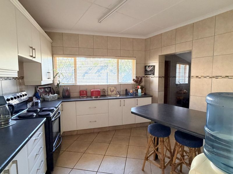 Spacious Coastal Family Home With Beautiful Sea Views In St Michaels on Sea - Photo 10