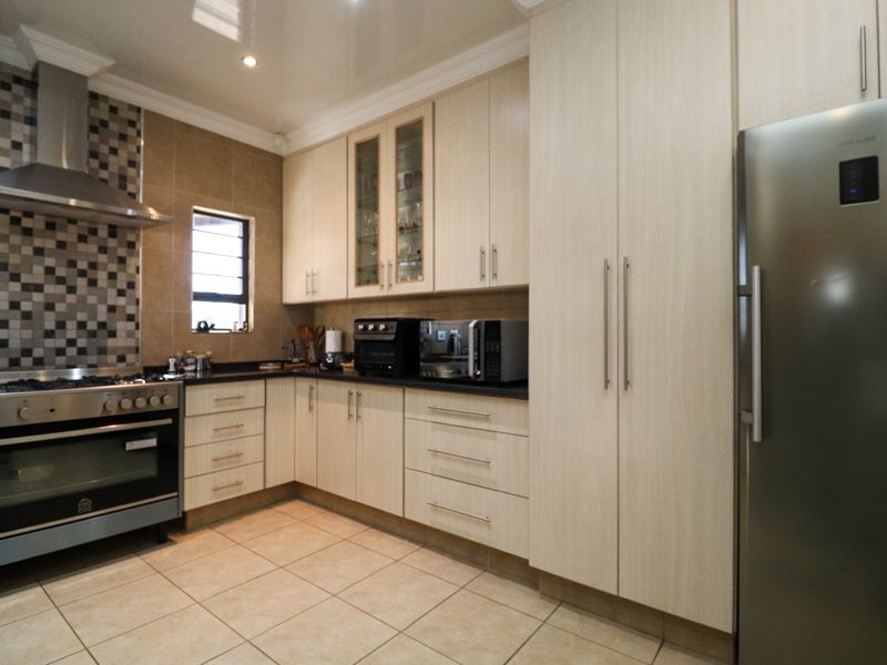 Move-In Ready with Stylish Modern Finishes! - Photo 10