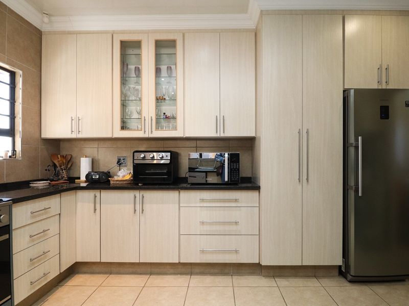 Move-In Ready with Stylish Modern Finishes! - Photo 9