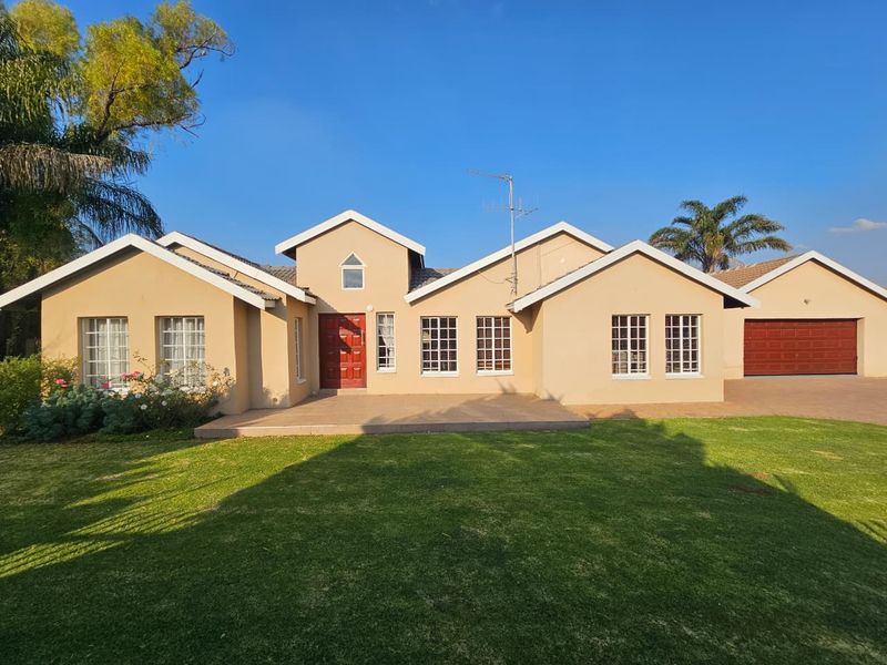 A Beautiful 3 Bedroom 3 Bathroom House for sale in Heuweloord - Photo 2