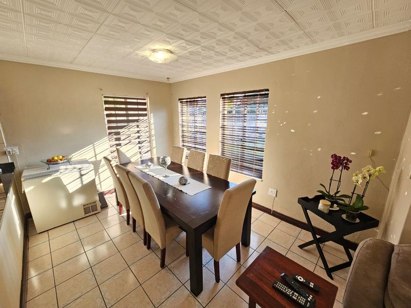 A Beautiful 3 Bedroom 3 Bathroom House for sale in Heuweloord - Photo 10