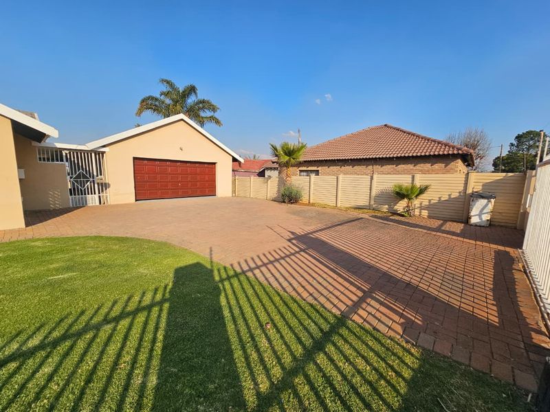A Beautiful 3 Bedroom 3 Bathroom House for sale in Heuweloord - Photo 3