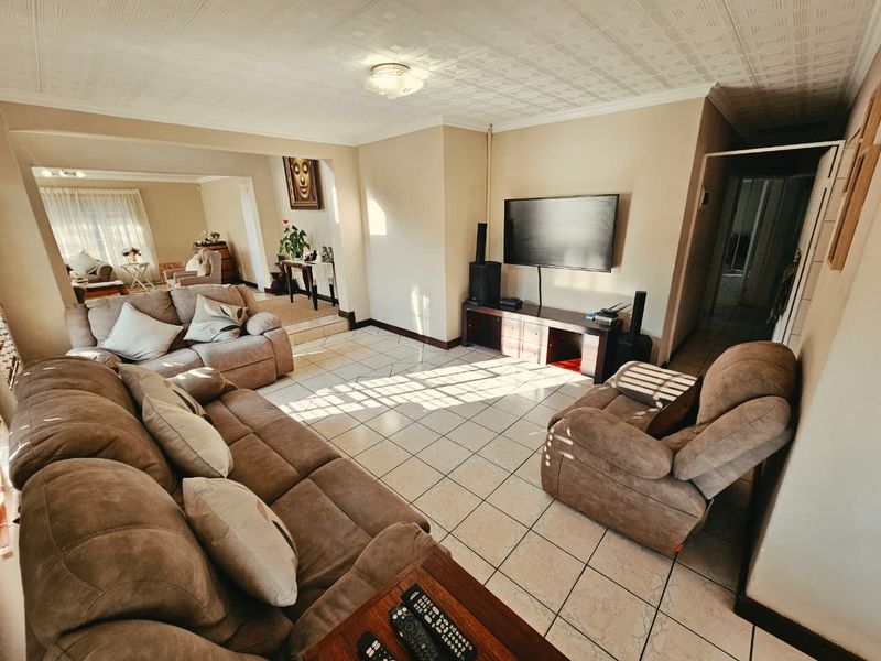 A Beautiful 3 Bedroom 3 Bathroom House for sale in Heuweloord - Photo 9