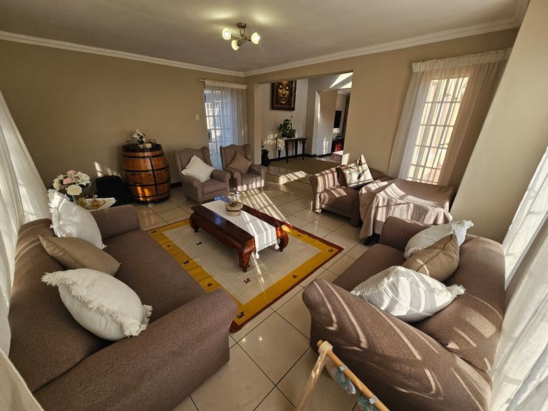A Beautiful 3 Bedroom 3 Bathroom House for sale in Heuweloord - Photo 8