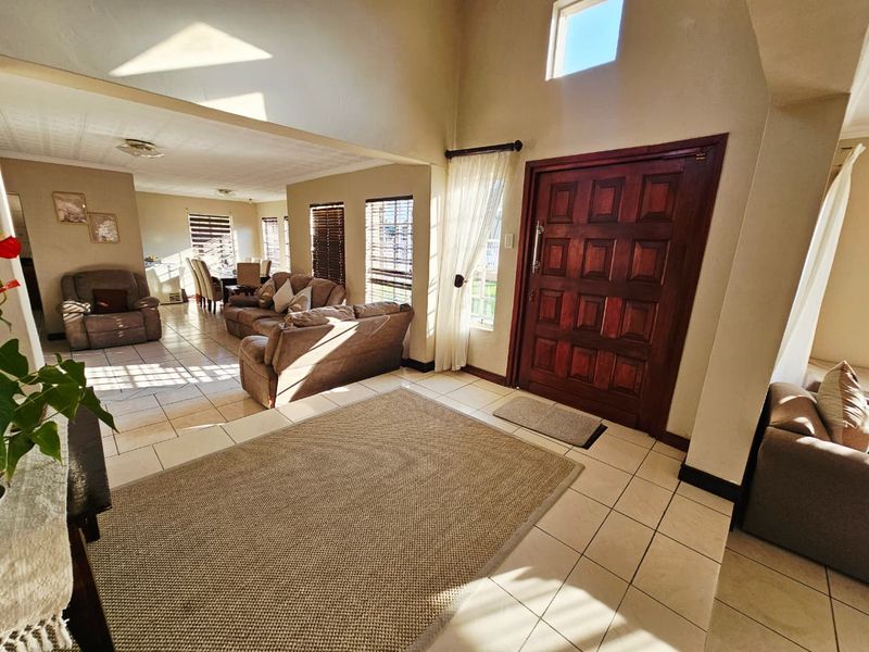 A Beautiful 3 Bedroom 3 Bathroom House for sale in Heuweloord - Photo 7