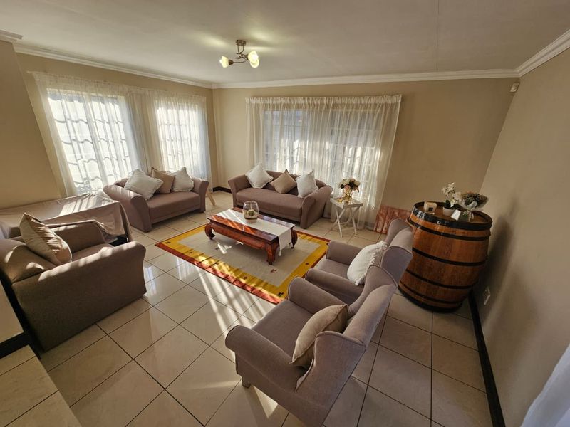 A Beautiful 3 Bedroom 3 Bathroom House for sale in Heuweloord - Photo 6