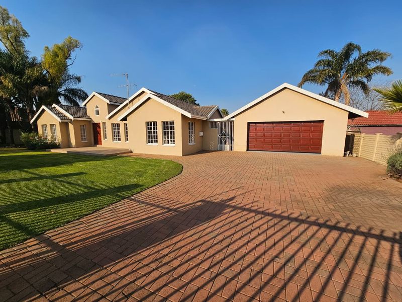 A Beautiful 3 Bedroom 3 Bathroom House for sale in Heuweloord - Photo 1