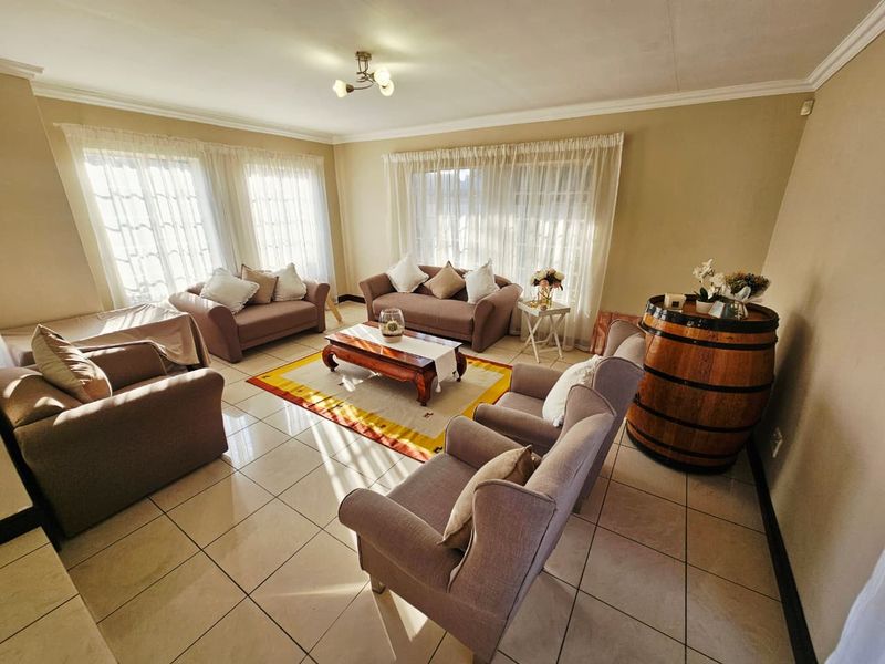 A Beautiful 3 Bedroom 3 Bathroom House for sale in Heuweloord - Photo 4