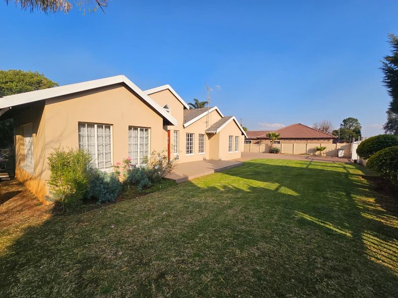 A Beautiful 3 Bedroom 3 Bathroom House for sale in Heuweloord - Photo 5