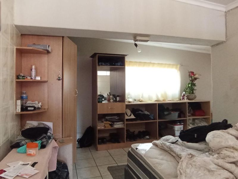 Large 4-Bed Home + 2 Flatlets | Investment Opportunity - Photo 5