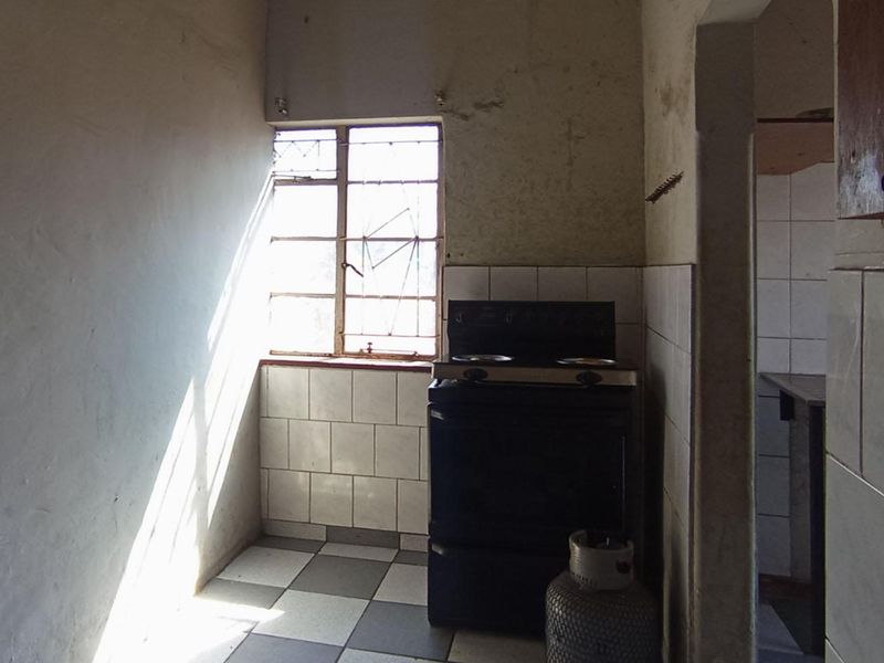Large 4-Bed Home + 2 Flatlets | Investment Opportunity - Photo 3