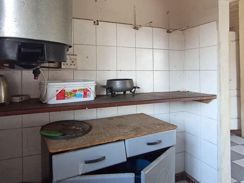 Large 4-Bed Home + 2 Flatlets | Investment Opportunity - Photo 1