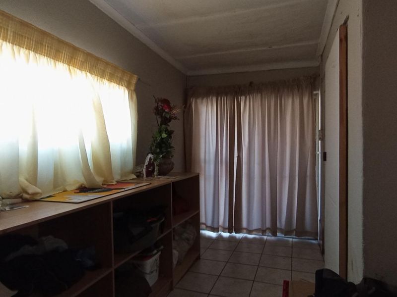 Large 4-Bed Home + 2 Flatlets | Investment Opportunity - Photo 7