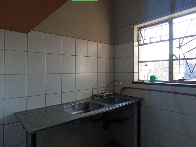 Large 4-Bed Home + 2 Flatlets | Investment Opportunity - Photo 2