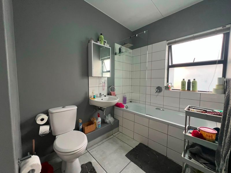 Modern 2-Bedroom Apartment in a Secure Estate in Aan de Wijnlanden  - Photo 9