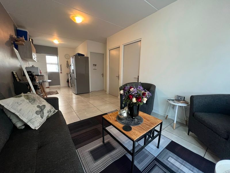 Modern 2-Bedroom Apartment in a Secure Estate in Aan de Wijnlanden  - Photo 6
