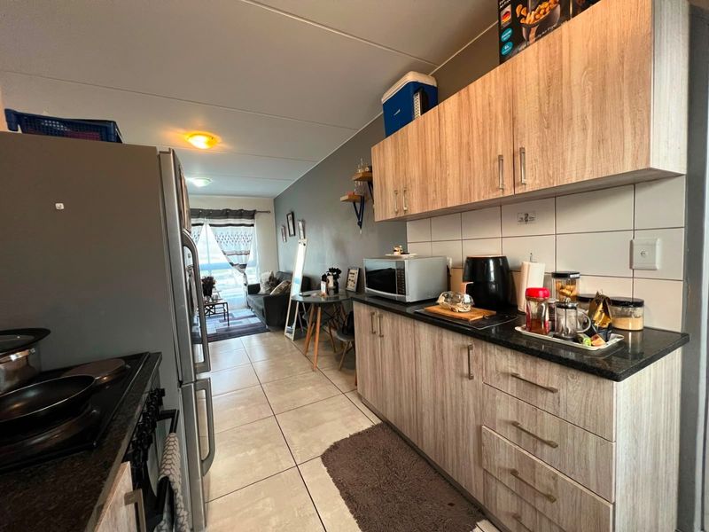 Modern 2-Bedroom Apartment in a Secure Estate in Aan de Wijnlanden  - Photo 3
