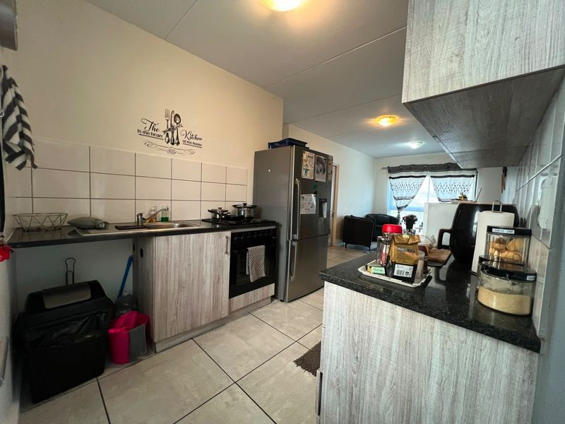 Modern 2-Bedroom Apartment in a Secure Estate in Aan de Wijnlanden  - Photo 2