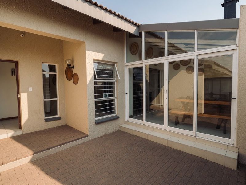 3 Bedroom Townhouse for Sale in Buccleuch - Photo 2