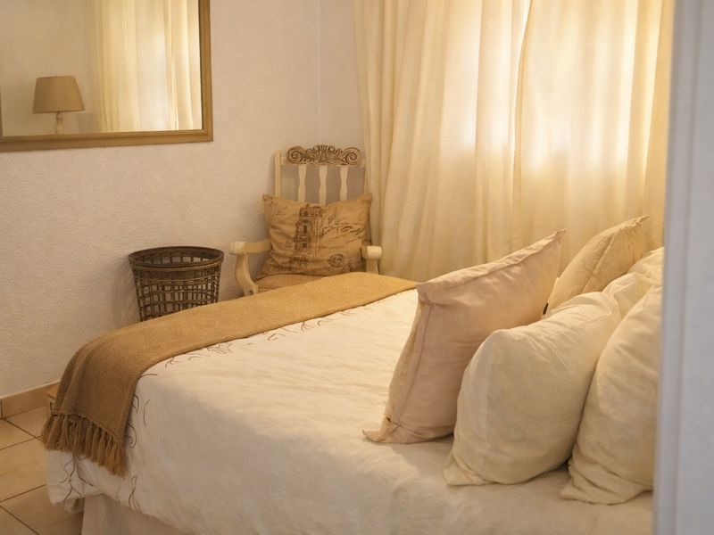Spacious three bedroom apartment , fully furnished with large entertainment area for sale in Margate - Photo 8
