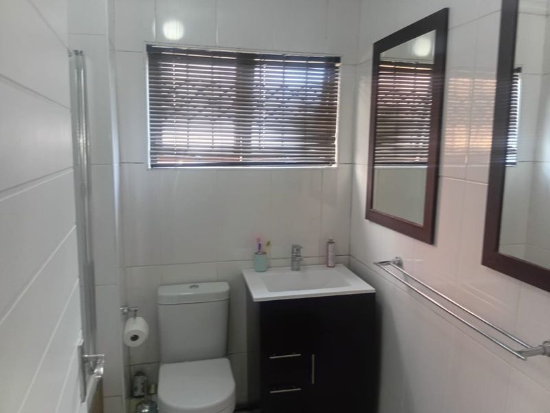 GREAT STARTER HOME APARTMENT- GROUND FLOOR UNIT - Photo 3
