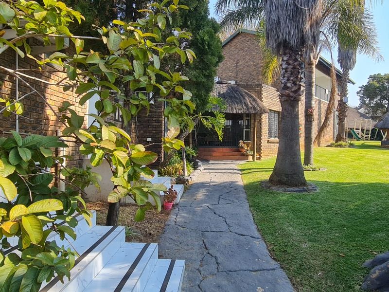 Exceptional Investment Opportunity | Luxury Home with Income Potential in Heuweloord - Photo 1