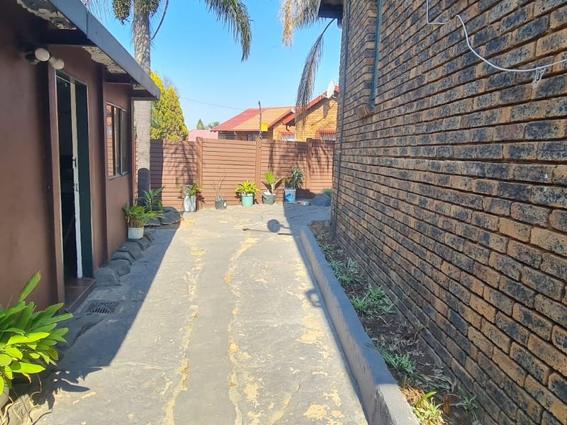 Exceptional Investment Opportunity | Luxury Home with Income Potential in Heuweloord - Photo 10