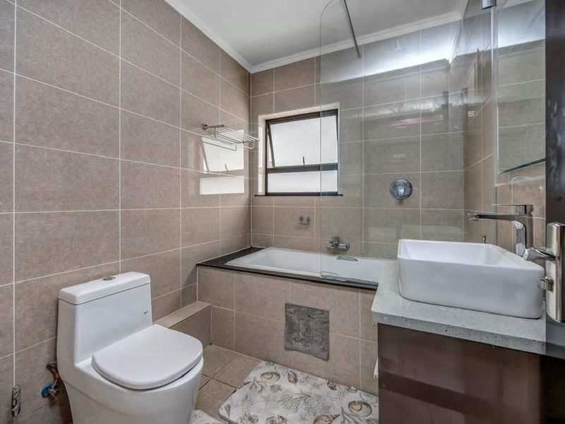 Fully Furnished 1 Bedroom Apartment To Rent In Fourways. - Photo 9