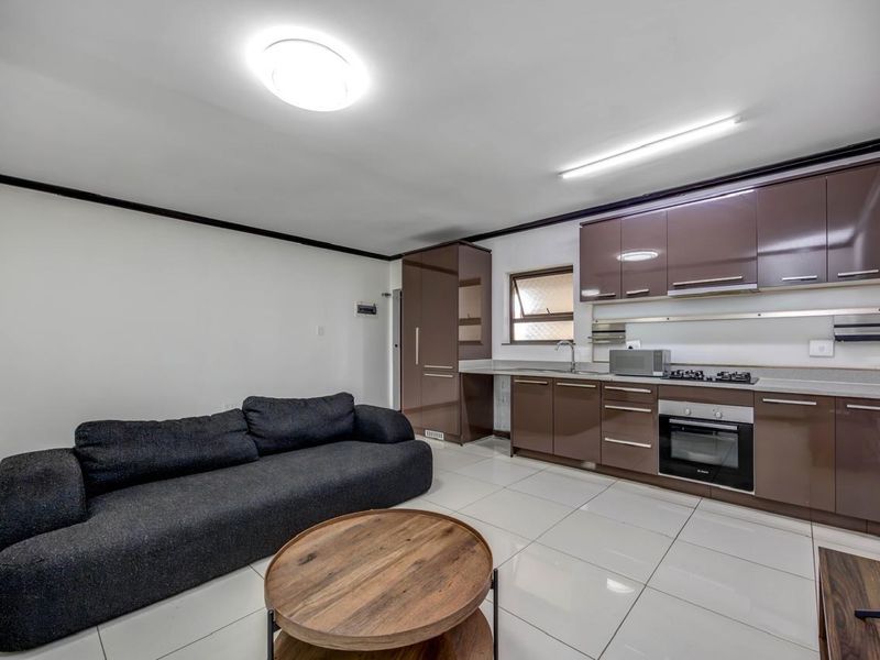 Fully Furnished 1 Bedroom Apartment To Rent In Fourways. - Photo 3