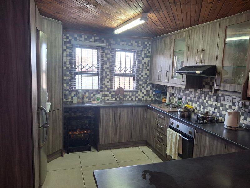 SPACIOUS 3 BEDROOM FAMILY HOME FOR SALE - Photo 4