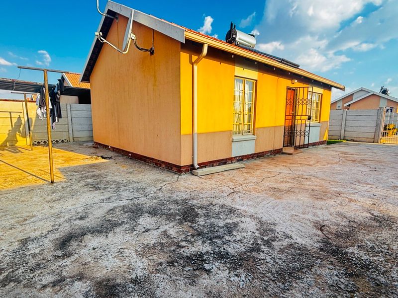 Charming 2 Bed Home in Sky City, Safe & Pet Friendly - Photo 4