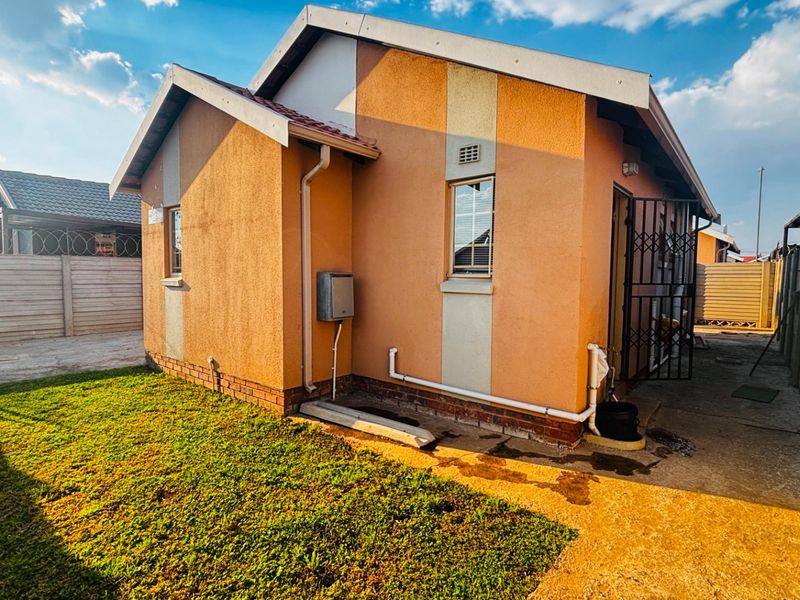 Charming 2 Bed Home in Sky City, Safe & Pet Friendly - Photo 5