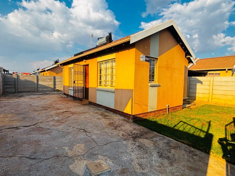 Charming 2 Bed Home in Sky City, Safe & Pet Friendly - Photo 1