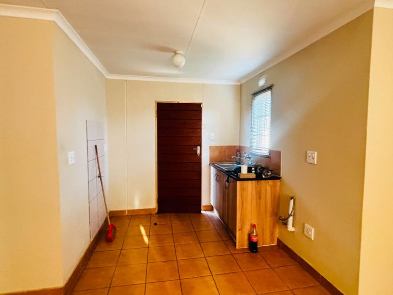 Charming 2 Bed Home in Sky City, Safe & Pet Friendly - Photo 7
