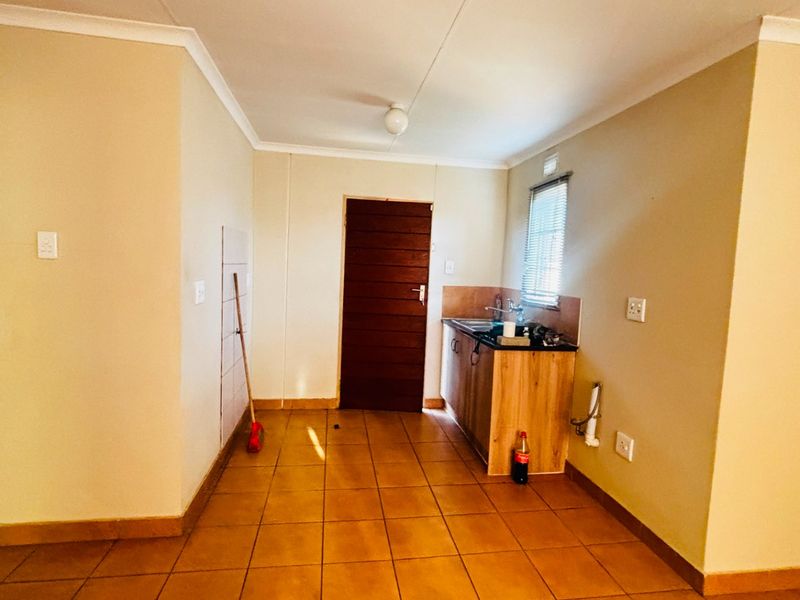 Charming 2 Bed Home in Sky City, Safe & Pet Friendly - Photo 6