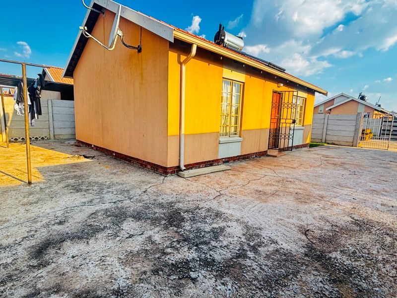 Charming 2 Bed Home in Sky City, Safe & Pet Friendly - Photo 3