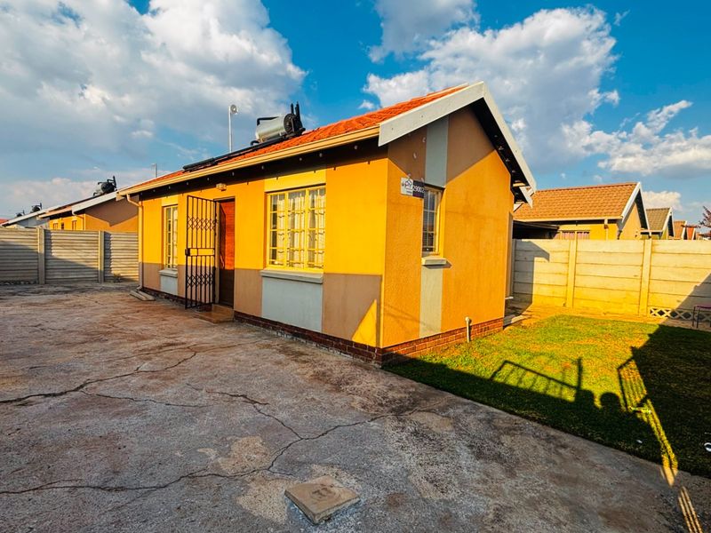 Charming 2 Bed Home in Sky City, Safe & Pet Friendly - Photo 2