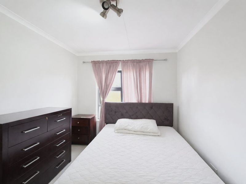 Modern 3 Bedroom Townhouse – Move-In Ready with Excellent Lifestyle Features! - Photo 5