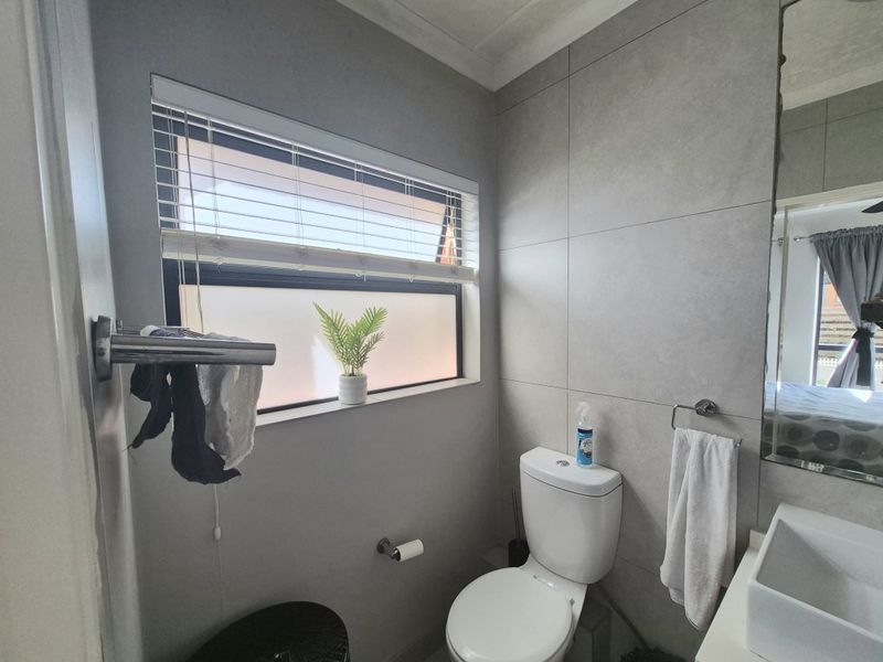 Modern 3 Bedroom Townhouse – Move-In Ready with Excellent Lifestyle Features! - Photo 10