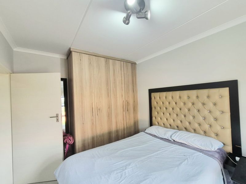 Modern 3 Bedroom Townhouse – Move-In Ready with Excellent Lifestyle Features! - Photo 9