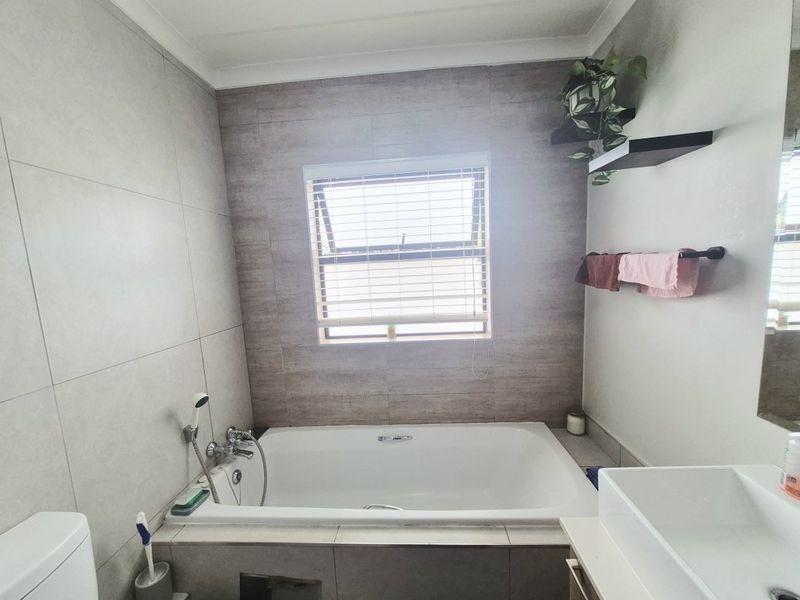 Modern 3 Bedroom Townhouse – Move-In Ready with Excellent Lifestyle Features! - Photo 7