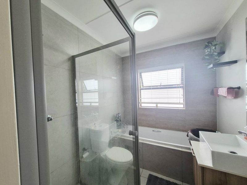 Modern 3 Bedroom Townhouse – Move-In Ready with Excellent Lifestyle Features! - Photo 6
