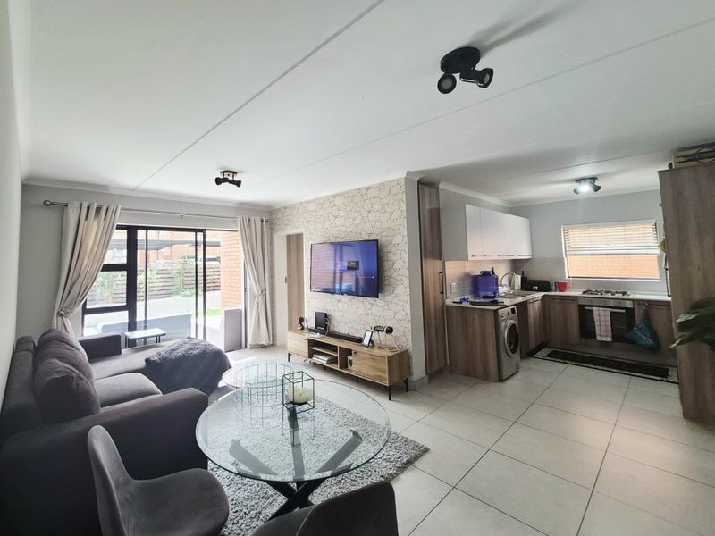 Modern 3 Bedroom Townhouse – Move-In Ready with Excellent Lifestyle Features! - Photo 1