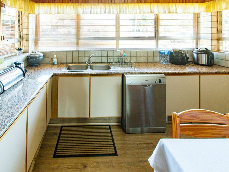 Spacious Family Home with a Massive Pool in Sought-After Horison Park - Photo 3