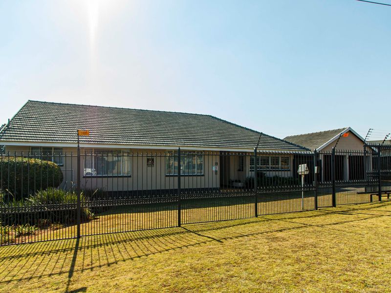 Spacious Family Home with a Massive Pool in Sought-After Horison Park - Photo 1