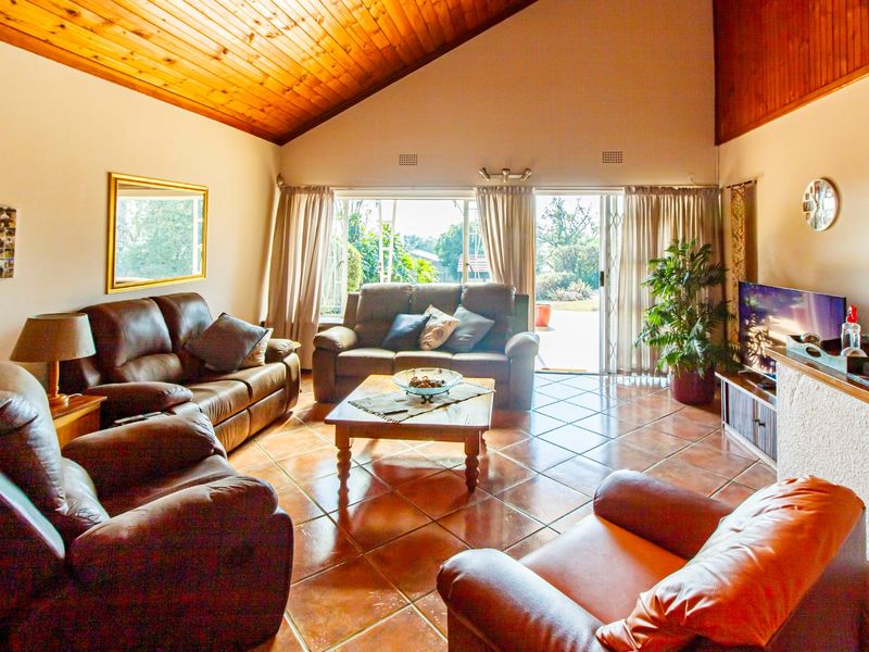 Spacious Family Home with a Massive Pool in Sought-After Horison Park - Photo 4