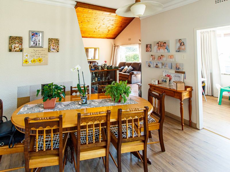Spacious Family Home with a Massive Pool in Sought-After Horison Park - Photo 8