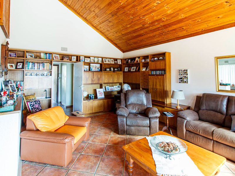 Spacious Family Home with a Massive Pool in Sought-After Horison Park - Photo 5