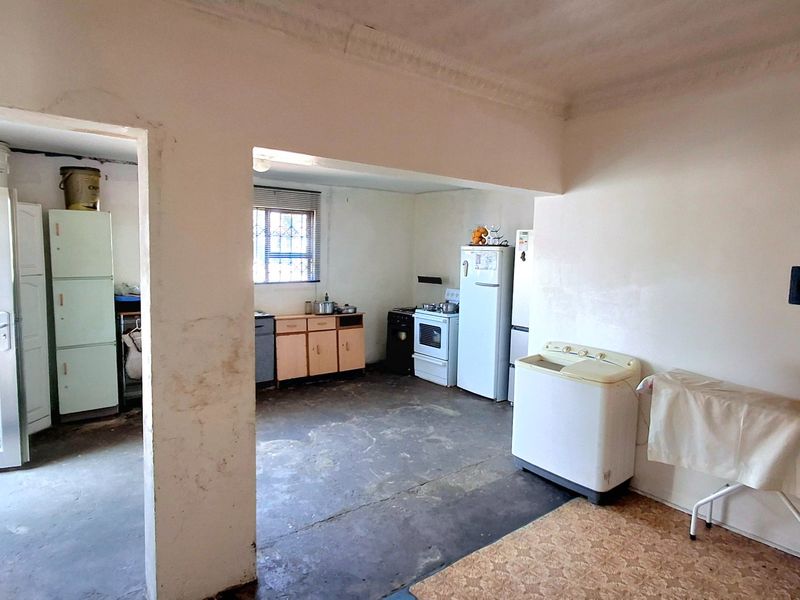 Perfect Location | Excellent Investment Opportunity | 4-Bedroom Family Home - Photo 4